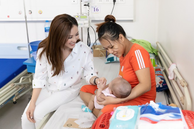 Hoa hậu Thu Hoài hỗ trợ kinh phí cho người mẹ trẻ có con nhỏ bị bệnh tắc ruột - Ảnh 6.