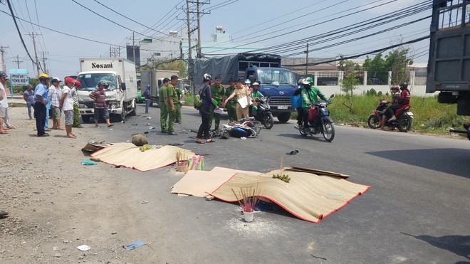 Tông thẳng vào xe tải, đôi vợ chồng trẻ chết thảm ở Sài Gòn - Ảnh 1.