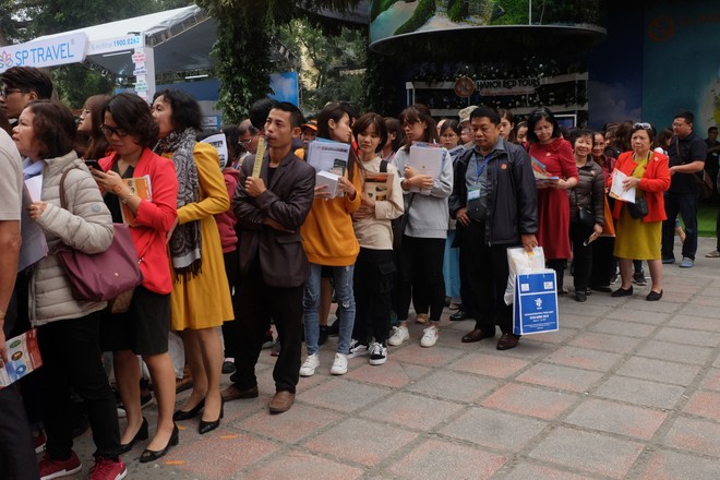 Người dân xếp hàng vài tiếng đồng hồ săn vé du lịch 0 đồng, vé máy bay miễn phí - Ảnh 6.