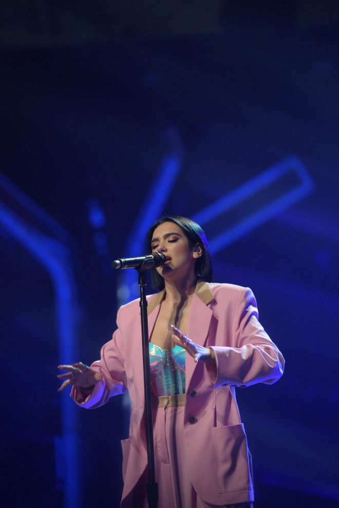 Dua Lipa chơi trội, hát chay bùng nổ cả sân khấu Indonesia - Ảnh 7.