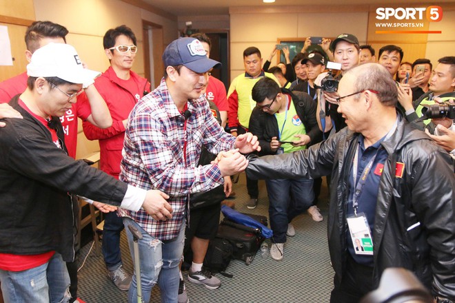 Tài tử Cha In-pyo, huyền thoại bóng đá Hàn Quốc ôm hôn chúc mừng HLV Park Hang-seo trong phòng họp báo - Ảnh 2.