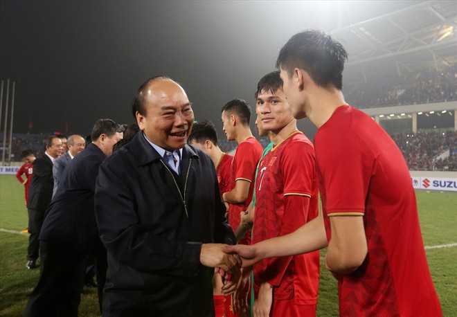 Thủ tướng xuống sân chúc mừng U23 Việt Nam đánh bại U23 Thái Lan - Ảnh 2.