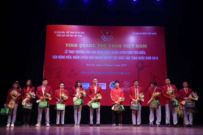 Vừa đánh bại U23 Thái Lan, Đình Trọng, Quang Hải nhận thêm giải thưởng đặc biệt - Ảnh 1.