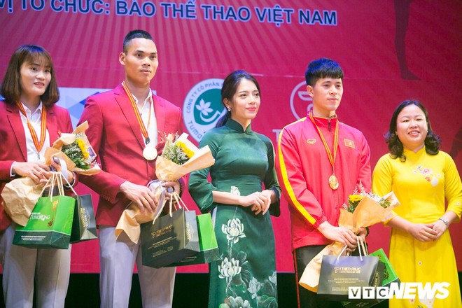 Vừa đánh bại U23 Thái Lan, Đình Trọng, Quang Hải nhận thêm giải thưởng đặc biệt - Ảnh 2.