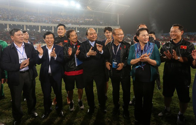 Thủ tướng xuống sân chúc mừng U23 Việt Nam đánh bại U23 Thái Lan - Ảnh 8.