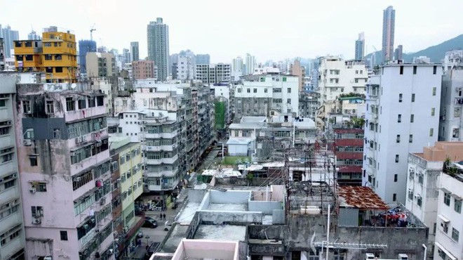 Khi không đủ tiền mua nhà, cặp đôi yêu nhau 7 năm ở Hong Kong biến căn hộ đi thuê tồi tàn thành tổ ấm mang đậm phong cách Retro - Ảnh 2.