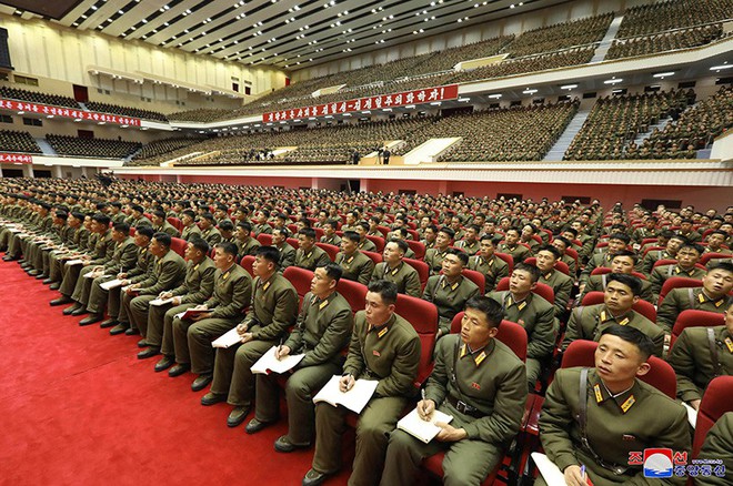 Hàng loạt sĩ quan Triều Tiên bật khóc nức nở trong hội nghị lịch sử với ông Kim Jong Un - Ảnh 4.