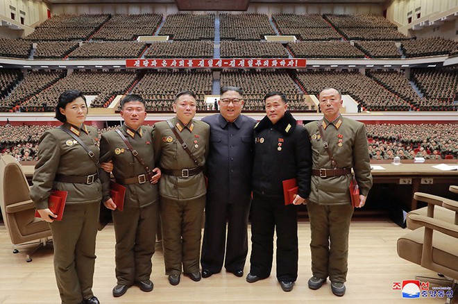 Hàng loạt sĩ quan Triều Tiên bật khóc nức nở trong hội nghị lịch sử với ông Kim Jong Un - Ảnh 7.