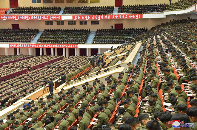 Hàng loạt sĩ quan Triều Tiên bật khóc nức nở trong hội nghị lịch sử với ông Kim Jong Un - Ảnh 10.