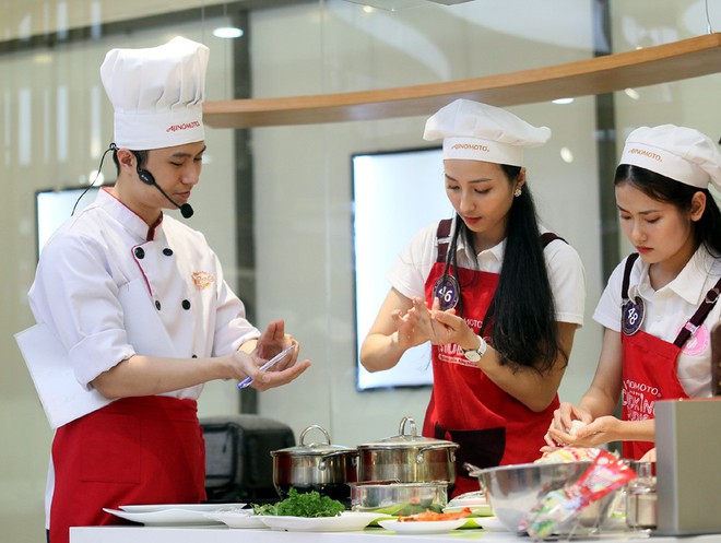 15 thí sinh vòng chung kết Cuộc thi tìm kiếm Đại sứ Hoa Anh Đào tranh tài làm sushi - Ảnh 3.