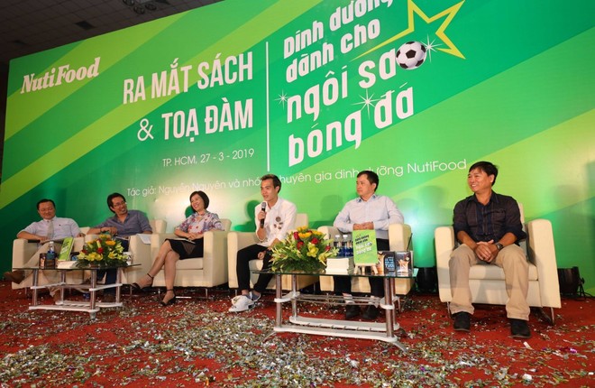 Nhắc khéo cổ động viên Việt Nam: Yêu cầu thủ, hãy hạn chế tặng đồ ăn vặt - Ảnh 4.