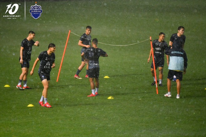 Cầu thủ đánh nguội Đình Trọng bị chủ tịch Buriram United nắm tóc chỉ bảo ngay trên sân tập - Ảnh 9.