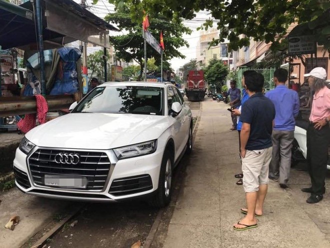 Xe sang tiền tỷ chặn giữa đường ray, tàu hỏa phải dừng lại để chờ ở Đà Nẵng - Ảnh 3.