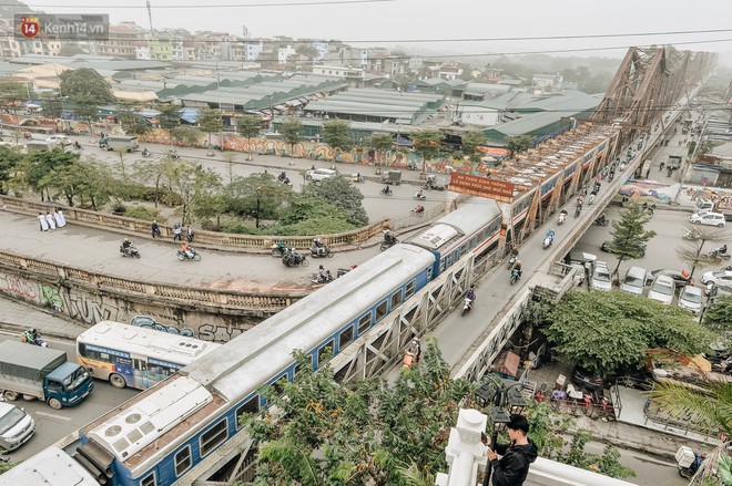 Những minh chứng tình yêu của các cặp đôi Hà Nội đang giết chết cầu Long Biên như thế nào? - Ảnh 1.