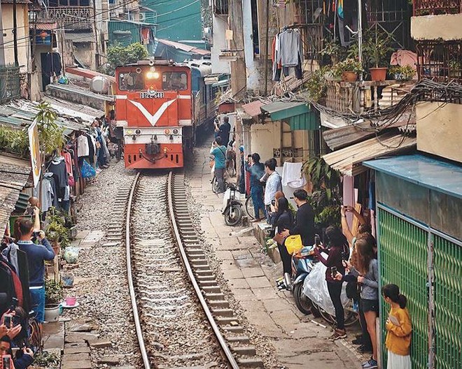 Giỡn mặt tử thần ở quán cà phê đường tàu hỏa - Ảnh 11.