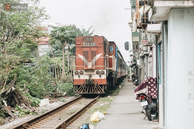 Những minh chứng tình yêu của các cặp đôi Hà Nội đang giết chết cầu Long Biên như thế nào? - Ảnh 11.