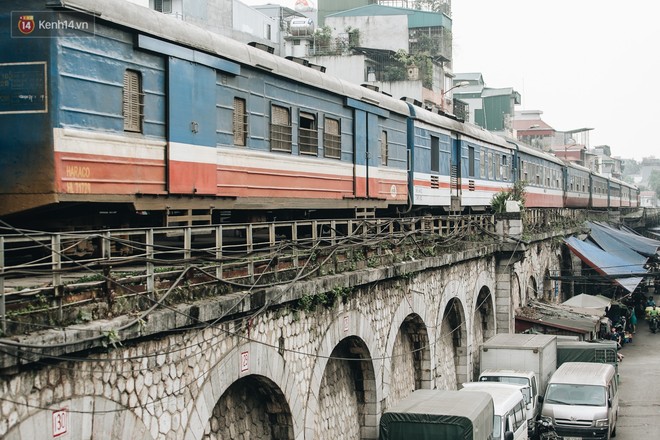 Những minh chứng tình yêu của các cặp đôi Hà Nội đang giết chết cầu Long Biên như thế nào? - Ảnh 12.