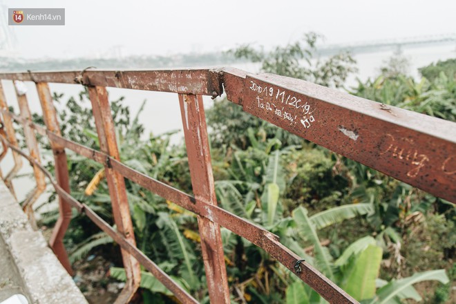 Những minh chứng tình yêu của các cặp đôi Hà Nội đang giết chết cầu Long Biên như thế nào? - Ảnh 19.