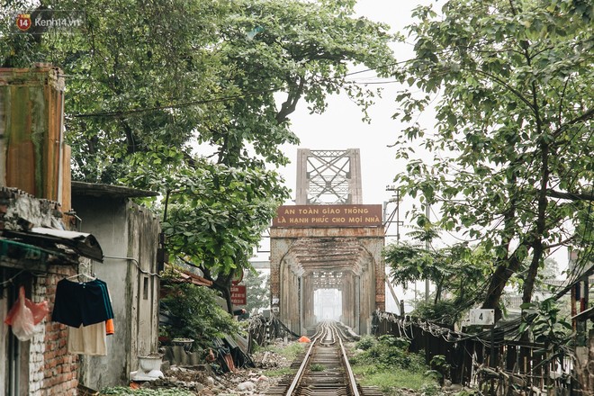 Những minh chứng tình yêu của các cặp đôi Hà Nội đang giết chết cầu Long Biên như thế nào? - Ảnh 3.