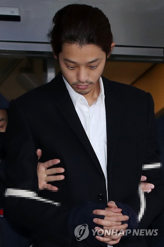 Jung Joon Young chính thức bị áp giải sang văn phòng công tố: Trói bằng dây thừng, còng tay, mặt mũi bơ phờ - Ảnh 5.