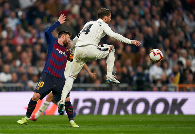 Đội trưởng Real Madrid ăn đòn sau khi liên tục chơi xấu với Messi - Ảnh 1.