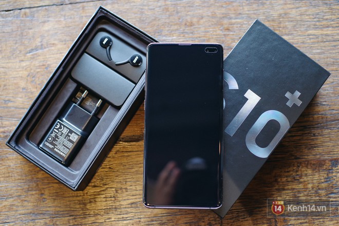 Mở hộp Galaxy S10  chính thức tại Việt Nam: Thiết kế cực đẹp, 3 camera sau, cảm biến vân tay dưới màn hình - Ảnh 2.