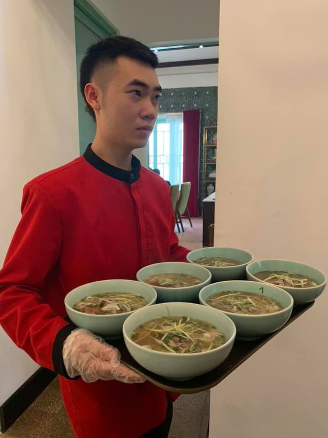 Đoàn Triều Tiên bất ngờ muốn thử mắm tép Việt Nam khi ăn trưa tại Hà Nội - Ảnh 2.