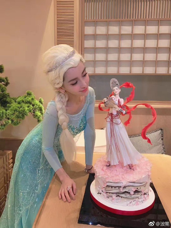 Sinh nhật hoành tráng của Angela Baby: Nữ chính cosplay Elsa, dàn bạn quẩy hết mình, nhưng ông xã không có mặt? - Ảnh 1.