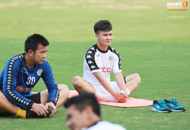 Duy Mạnh ngái ngủ, uể oải trên sân tập sau chuyến đi dài cùng CLB Hà Nội - Ảnh 14.