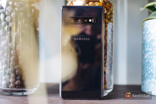 Mở hộp Galaxy S10  chính thức tại Việt Nam: Thiết kế cực đẹp, 3 camera sau, cảm biến vân tay dưới màn hình - Ảnh 20.