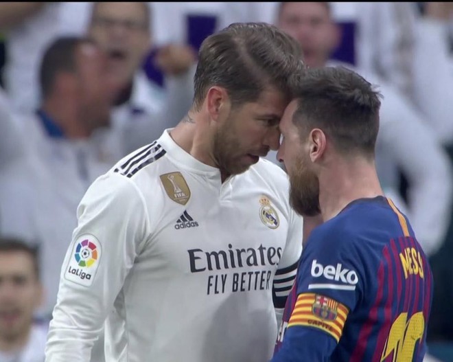 Đội trưởng Real Madrid ăn đòn sau khi liên tục chơi xấu với Messi - Ảnh 5.