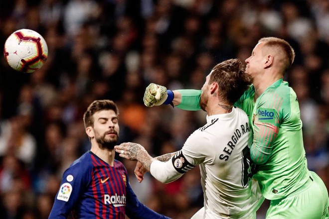 Đội trưởng Real Madrid ăn đòn sau khi liên tục chơi xấu với Messi - Ảnh 6.