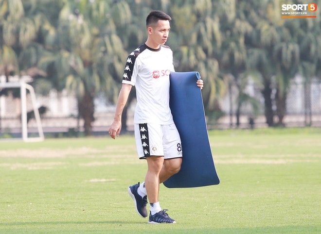 Duy Mạnh ngái ngủ, uể oải trên sân tập sau chuyến đi dài cùng CLB Hà Nội - Ảnh 7.
