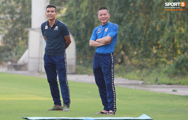 Duy Mạnh ngái ngủ, uể oải trên sân tập sau chuyến đi dài cùng CLB Hà Nội - Ảnh 8.