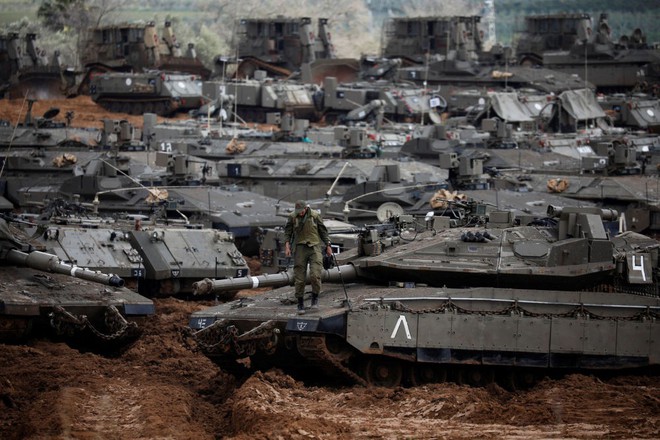7 ngày qua ảnh: Xe tăng Israel dày đặc gần biên giới với dải Gaza - Ảnh 2.