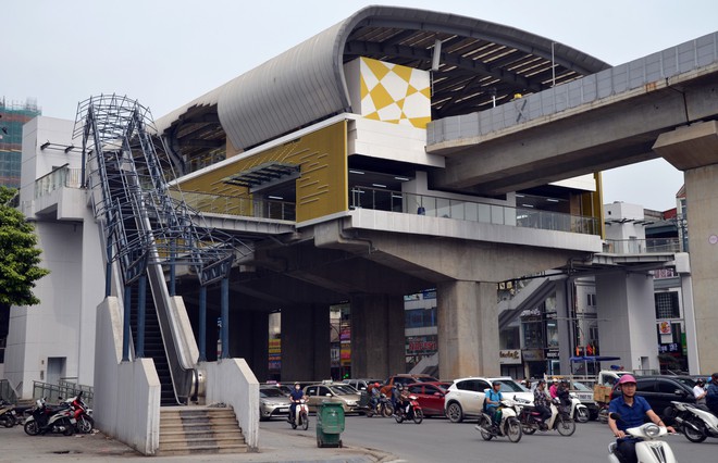 Nhà ga đường sắt Cát Linh – Hà Đông nham nhở vết bong tróc, thể hiện rõ sự cẩu thả của đơn vị thi công - Ảnh 11.