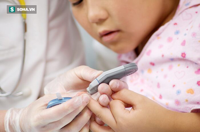 Trẻ mắc tiểu đường tăng cao, nhiều bé phải tiêm hàng ngày: Dấu hiệu cần đưa trẻ đi khám - Ảnh 2.
