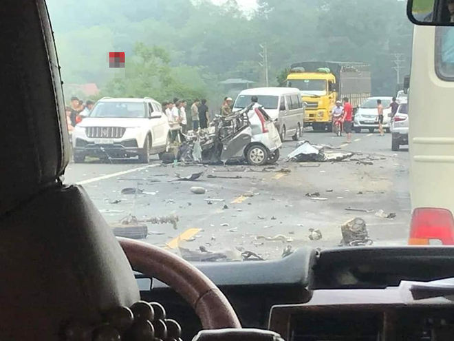 Ám ảnh hiện trường vụ tai nạn xe con nát bét sau khi đối đầu xe tải trên đường Hòa Lạc - Ảnh 2.