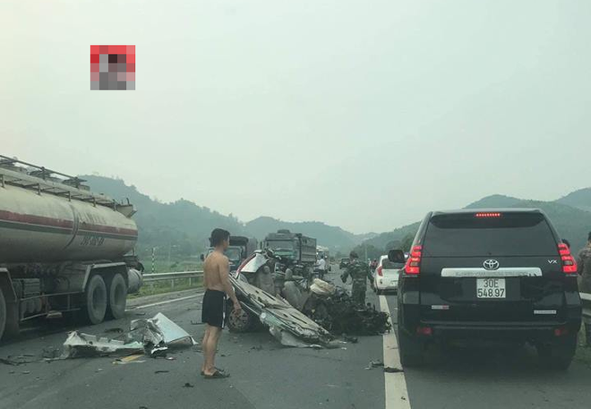 Ám ảnh hiện trường vụ tai nạn xe con nát bét sau khi đối đầu xe tải trên đường Hòa Lạc - Ảnh 9.
