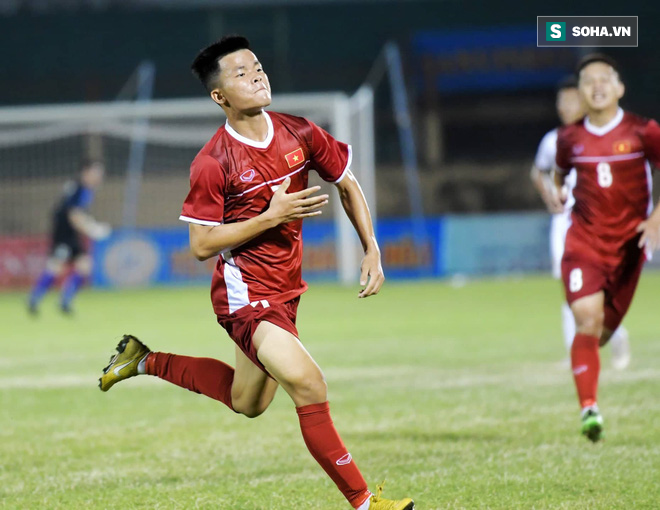 Cãi lời mẹ, Cơn lốc đường biên của U19 Việt Nam muốn được như Neymar, Coutinho - Ảnh 1.
