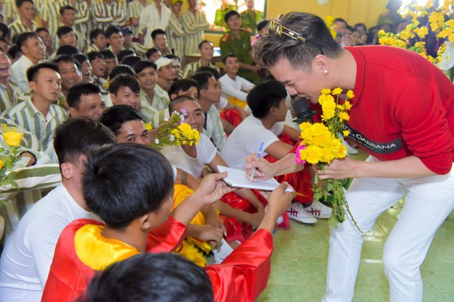 Đàm Vĩnh Hưng: Tôi muốn đi hát đến 80 tuổi, không muốn ngồi mãi trên ngai vàng mơ hồ nào đó - Ảnh 3.