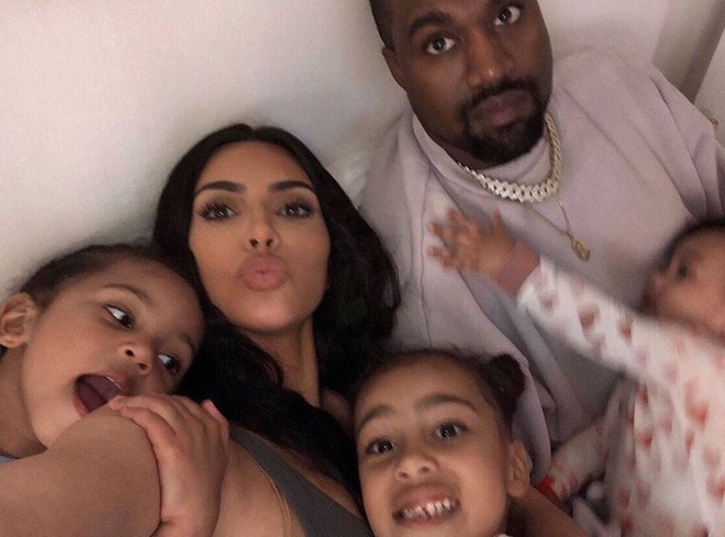 Hạnh phúc như gia đình Kim Kardashian: Mỹ nhân và nam rapper một thời đầy chiêu trò, ồn ào nay lại giản dị, hạnh phúc bên gia đình nhỏ - Ảnh 1.