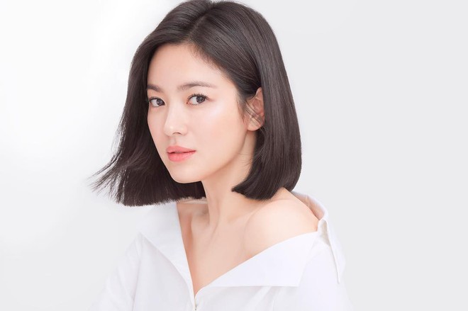 Song Hye Kyo lần đầu đăng ảnh đời thường sau tin đồn ly hôn: Thư giãn bên biển cùng 2 nhân vật bí ẩn - Ảnh 9.