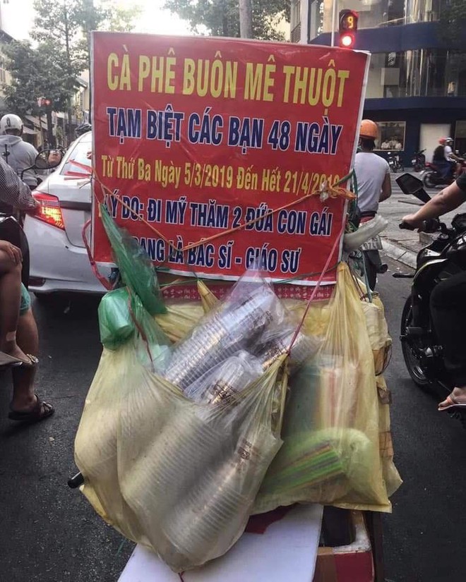 Tạm nghỉ bán cà phê, ông chú khiến cả phố ngoái nhìn vì tấm biển thông báo cực độc - Ảnh 1.