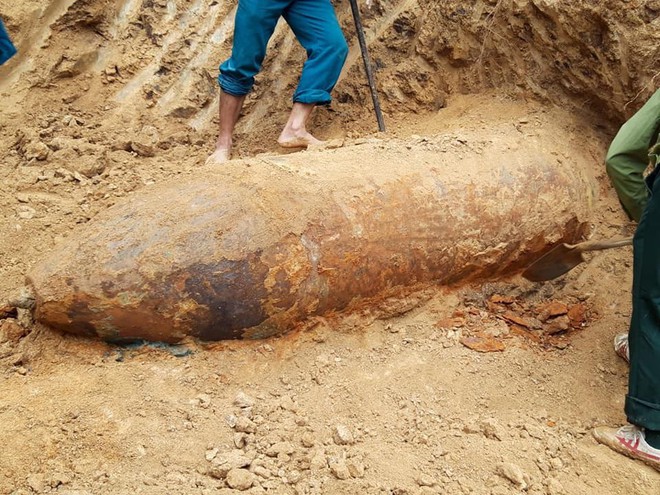 Múc đất sau vườn, phát hiện quả bom khủng dài hơn 2,5m - Ảnh 1.