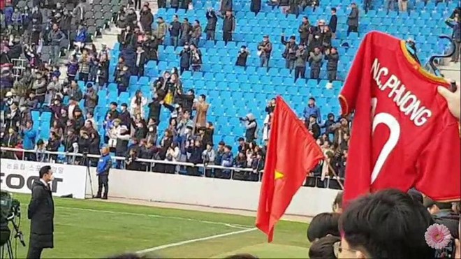 Bức ảnh ý nghĩa: Công Phượng khát khao ra sân tại K.League Classic, phía sau anh là lá cờ Việt Nam - Ảnh 2.
