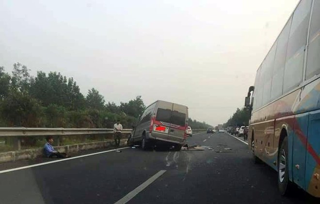 Vụ ô tô khách tông xe container làm một công an tử vong: Tài xế khai do không chú ý quan sát - Ảnh 1.