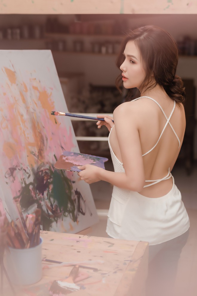 Phanh Lee khoe lưng trần gợi cảm, hoá thân nàng họa sĩ xinh đẹp - Ảnh 7.
