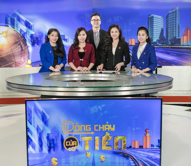 Các BTV truyền hình ngẫu hứng, đàn hát Người hãy quên em đi - Ảnh 2.