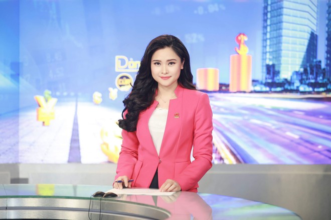 Các BTV truyền hình ngẫu hứng, đàn hát Người hãy quên em đi - Ảnh 3.